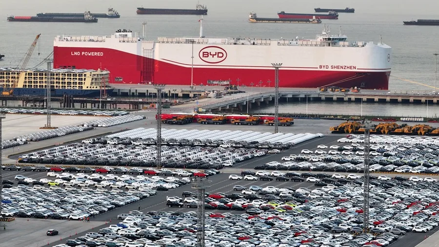 El buque BYD Shenzhen cargado con más de 7000 vehículos eléctricos BYD en la ciudad de Taicang, provincia de Jiangsu, China.