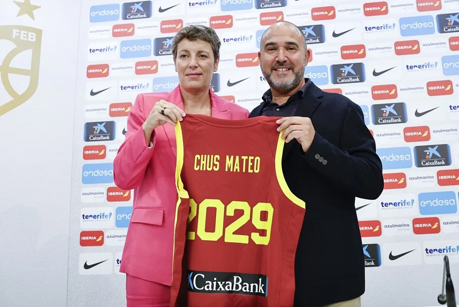 La presidenta de Federación Española de Baloncesto (FEB), Elisa Aguilar, presenta a Chus Mateo como nuevo seleccionador absoluto masculino, hoy en Madrid.