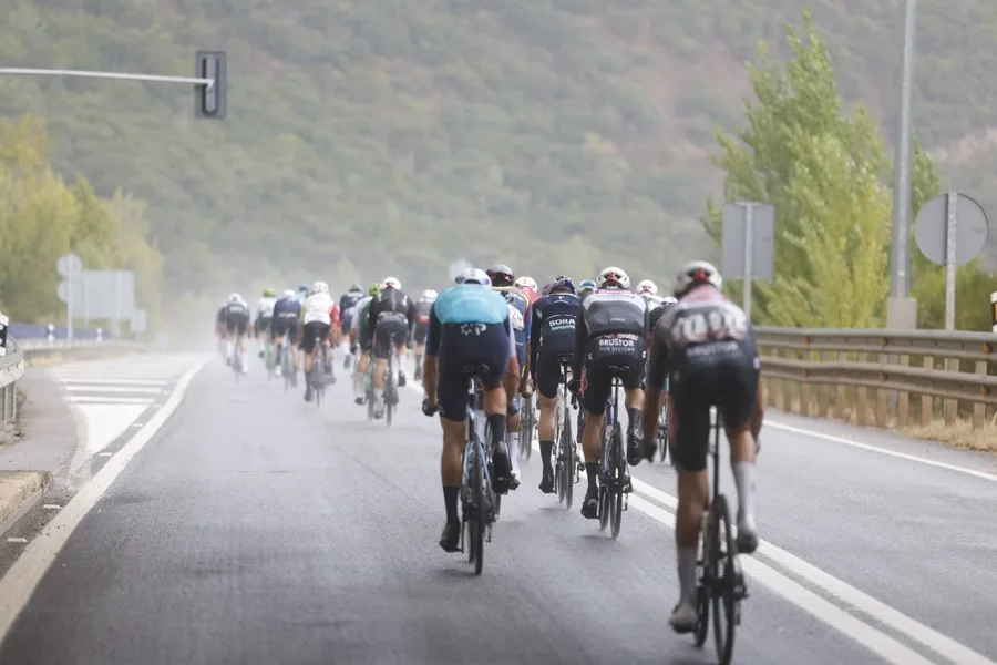 El pelotón durante la etapa 17 de la Vuelta Ciclista a España disputada este miércoles entre 