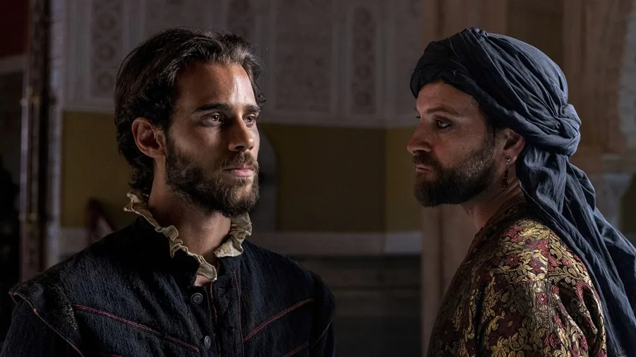 Fotograma de la película 'El cautivo' con los actores Julio Peña (i) y Alessandro Borghi.