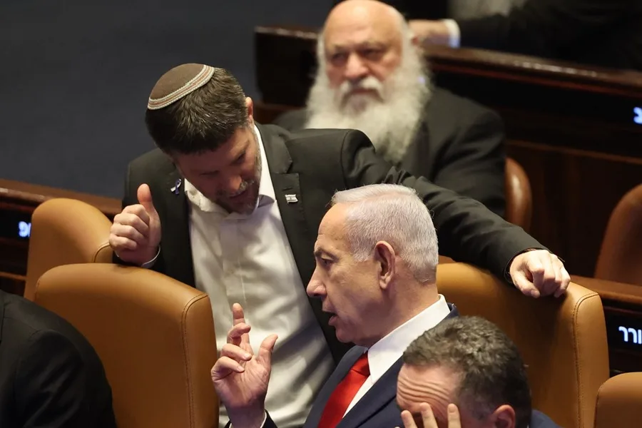 Benjamín Netanyahu (centro), conversa con el ministro de Finanzas israelí, Bezalel Smotrich