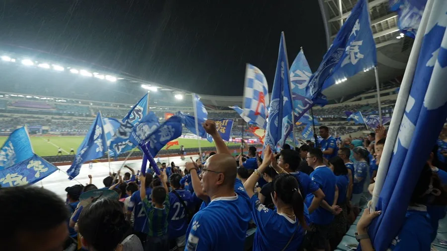 Con graderíos abarrotados y un humor viral