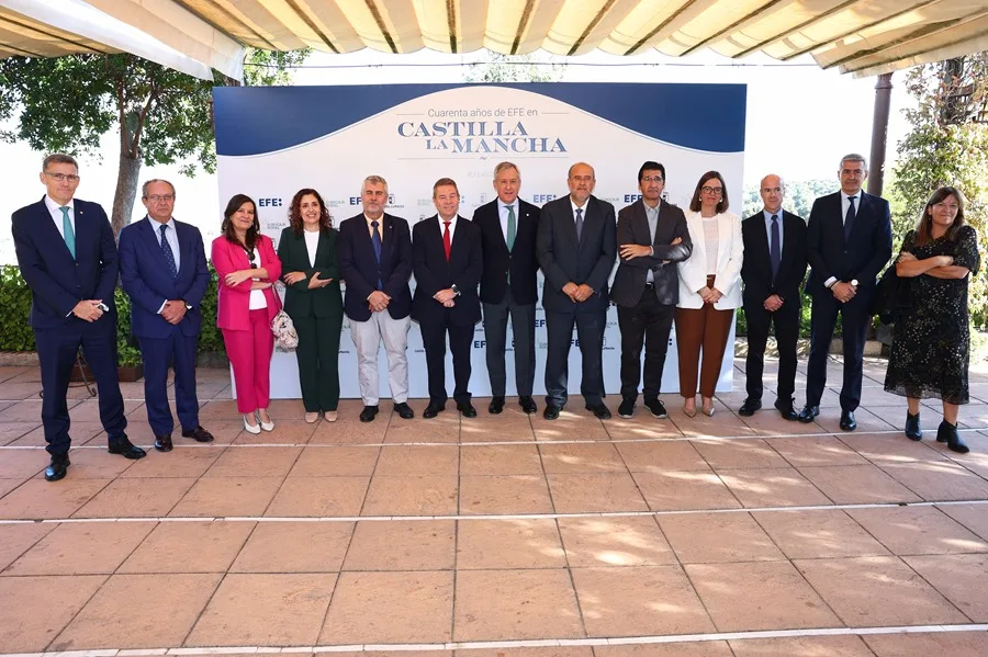 El presidente de la agencia EFE, Miguel Ángel Oliver (5i), el presidente de Castilla-La Mancha, Emiliano García-Page (6i), y la delegada de la agencia en Casilla-La Mancha, Lidia Sánchez (4i), entre otros, posan para una foto de familia 