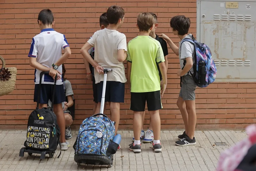  Varios niños aguardan ante el Colegio Público Rosa Serrano en Paiporta, Valencia