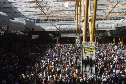 Miles de personas esperan interminables colas para acceder a la Comic-Con, este domingo, en Málaga.