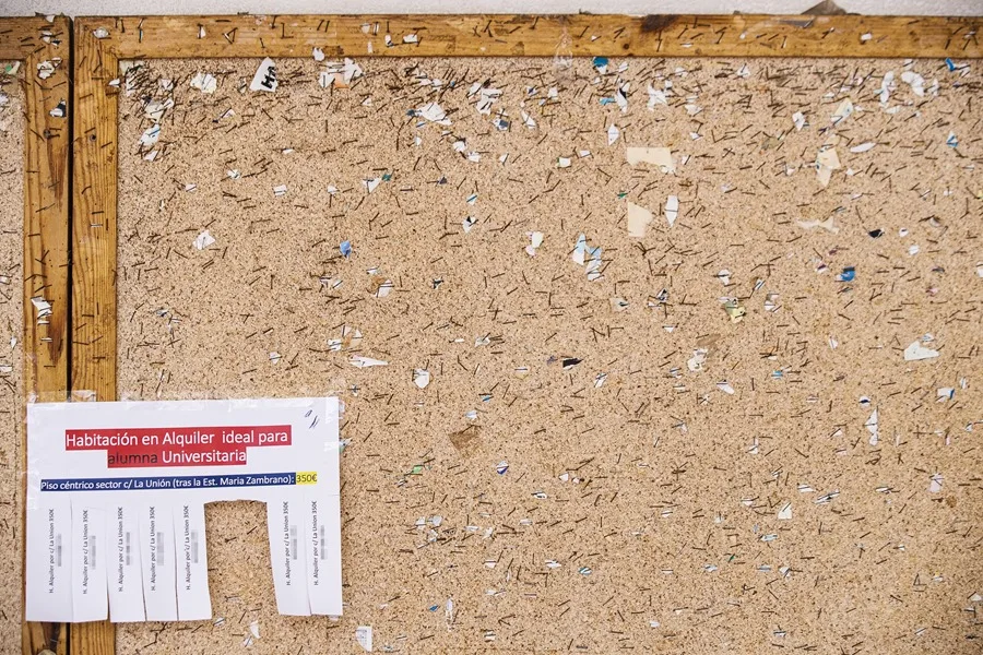 Un anuncio ofrece habitación para compartir vivienda.