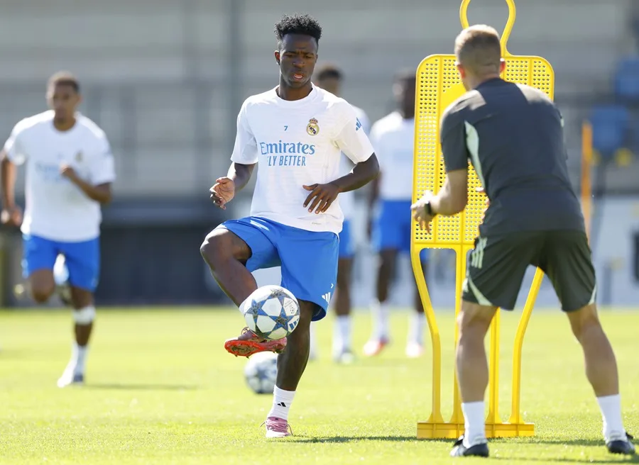 El delantero brasileño del Real Madrid Vinicius Jr. participa en el entrenamiento del equipo este lunes en Valdebebas