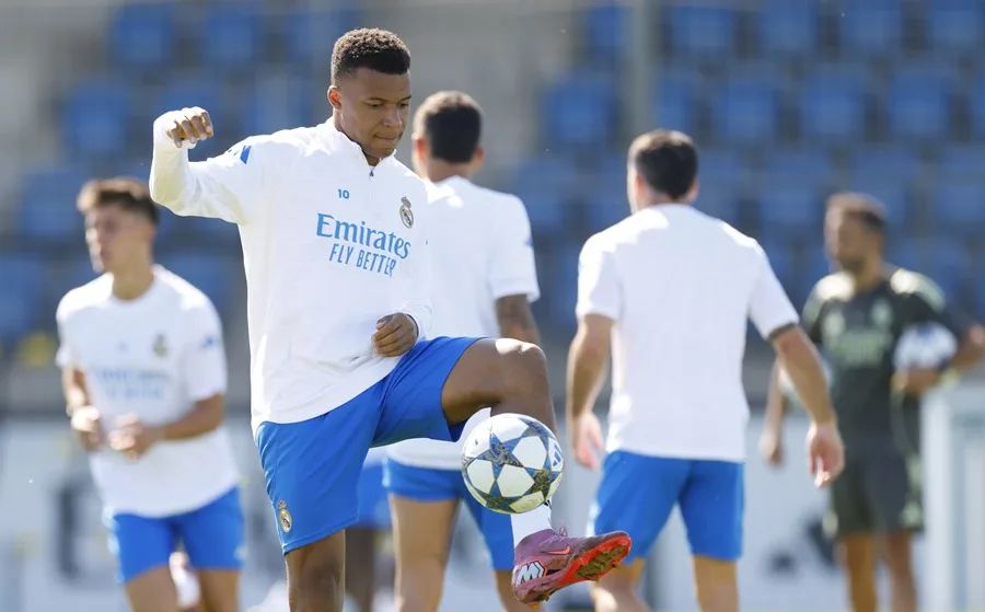 El delantero galo del Real Madrid Kylian Mbappé participa en el entrenamiento del equipo este lunes en Valdebebas