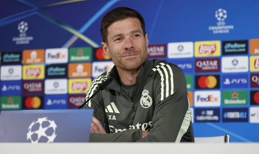 El técnico del Real Madrid, Xabi Alonso, da una rueda de prensa tras el entrenamiento del equipo este lunes en Valdebebas