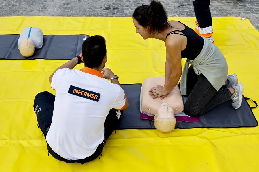 Profesionales sanitarios enseñan técnicas 