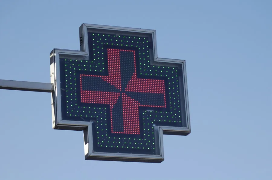 Cruz luminosa de una farmacia.