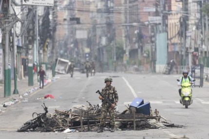 Un oficial del ejército nepalí patrulla hoy por las calles de Katmandú, Nepal.