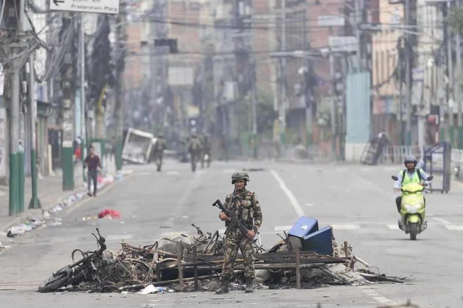 Un oficial del ejército nepalí patrulla hoy por las calles de Katmandú, Nepal.