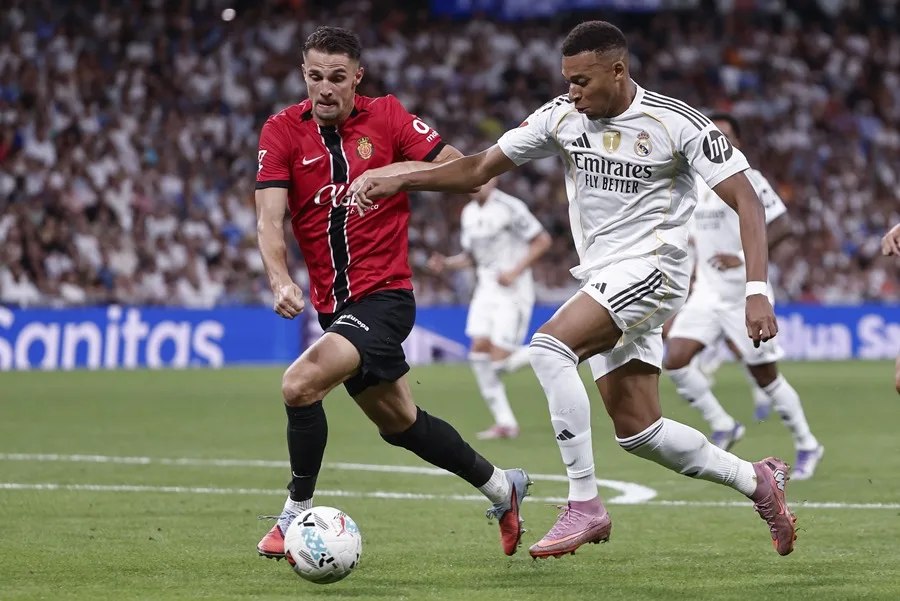  El delantero francés del Real Madrid Kylian Mbappé (d)