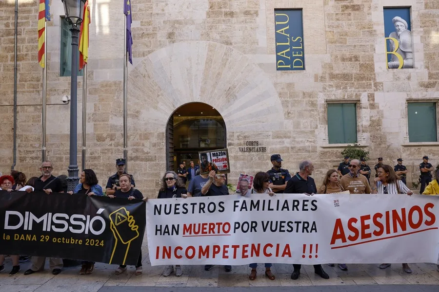 La Asociación de Víctimas de la Dana 29 de octubre de 2024 se concentra ante Les Corts Valencianes