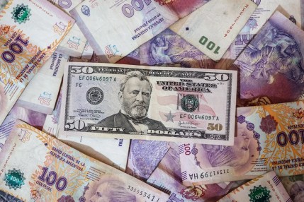 El dólar alcanza un nuevo valor máximo en Argentina tras el revés electoral para Milei
