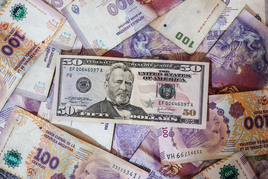 El dólar alcanza un nuevo valor máximo en Argentina tras el revés electoral para Milei