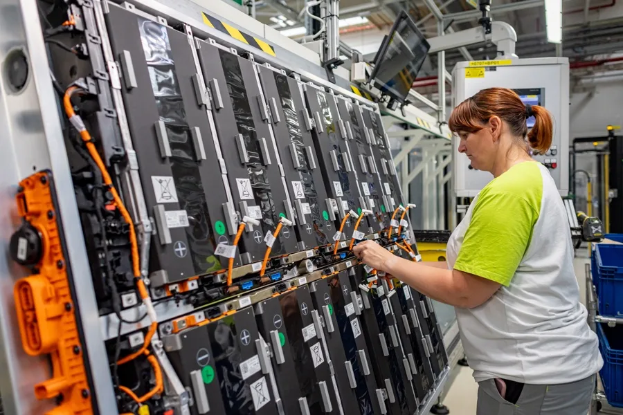 Economía en República Checa.  En la imagen, Una trabajadora trabaja en una planta de Skoda en Mlada Boleslav, República Checa, el pasado mes de junio. EFE/EPA/MARTIN DIVISEK