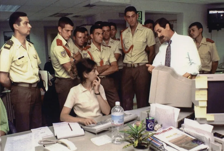  Una representación de alumnos de cuarto curso de la Academia de Infanterías de Toledo han visitado hoy la nueva sede de la Agencia EFE en Castilla La Mancha