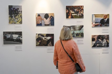 Una mujer visita la exposición itinerante sobre los atentados del 11M que cuenta con 67 fotografías de EFE y se ha inaugurado en Bilbao. EFE/Luis Tejido.