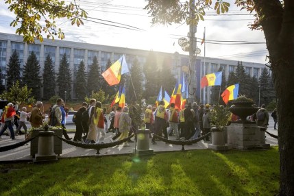Partidarios del partido PAS asisten a una marcha para apoyar el proceso de votación en las elecciones parlamentarias en el centro de Chisinau, Moldavia.