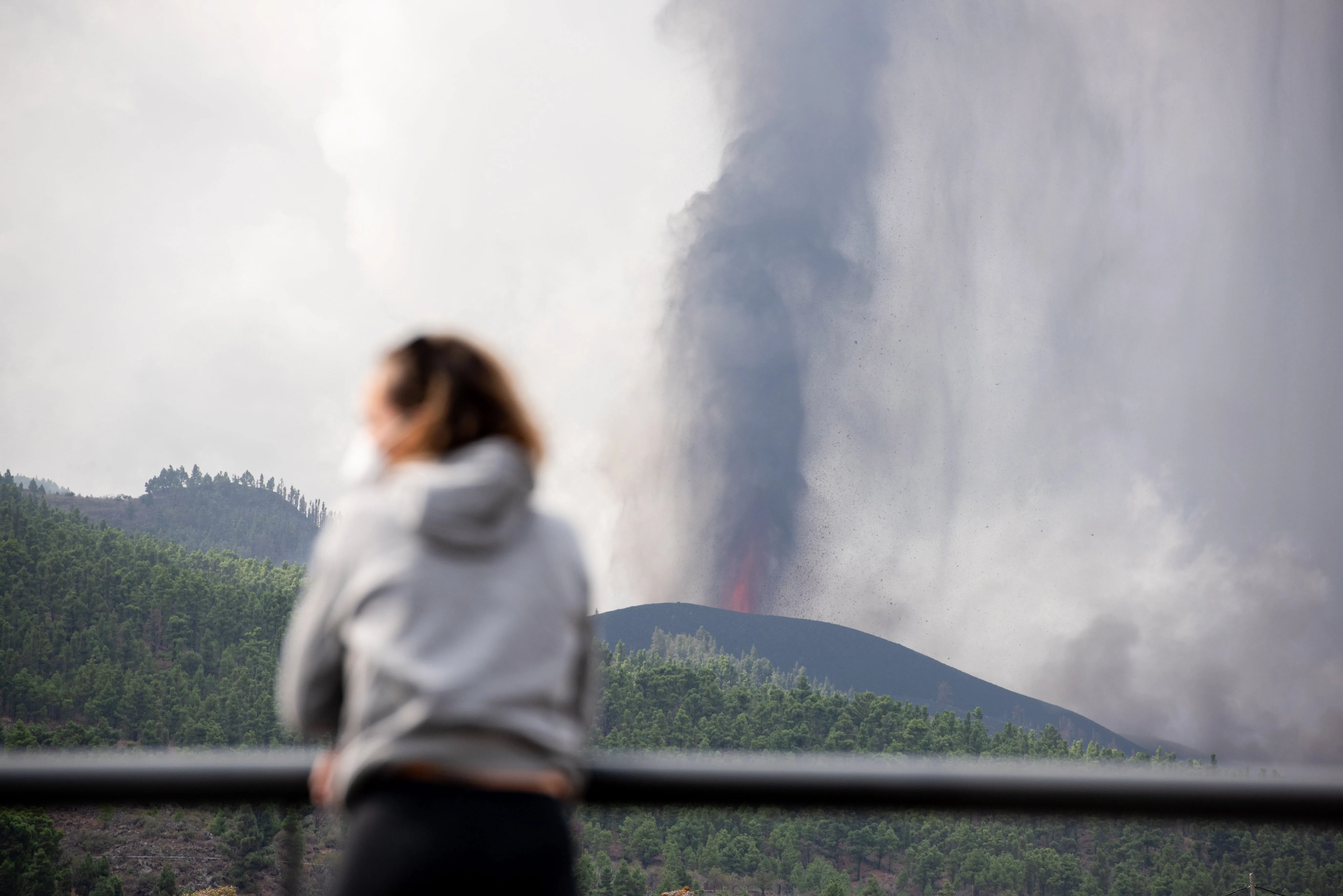 Foto tomada el 22 de septiembre de 2021, al inicio de la erupción del volcán Tajogaite en La Palma. EFE/Carlos de Saa