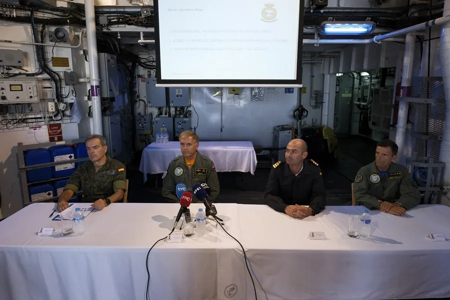El jefe del Mando Aéreo de Combate y del Mando Operativo Aéreo, el teniente general Julio Nieto Sampayo (2i); el comandante de la fragata Cristóbal Colón, Gabriel Pita da Veiga (2d); el capitán de navío Gonzalo Leira Neira (1i); y el coronel Javier Caballero Calzada (1d). 