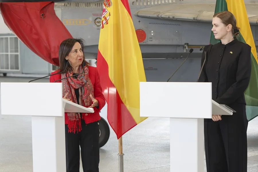 La ministra española de Defensa, Margarita Robles, y su homóloga lituana, Dovilë Sakalienë (d),