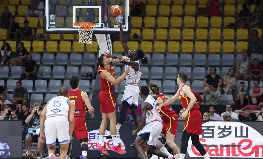 Willy Hernangómez (centro-izquierda) en acción contra el italiano Mouhamet Diouf (centro-derecha) durante el partido de baloncesto del grupo C del FIBA ​​EuroBasket 2025