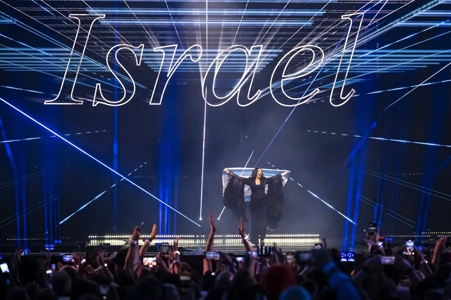 Más de 50 eurodiputados piden a la UER excluir a Israel de Eurovisión por Gaza. En la imagen, El israelí Yuval Raphael participa en el desfile de banderas durante la final de Eurovisión en Basilea (Suiza) el pasado 17 de mayo. EFE/EPA/Georgios Kefalas