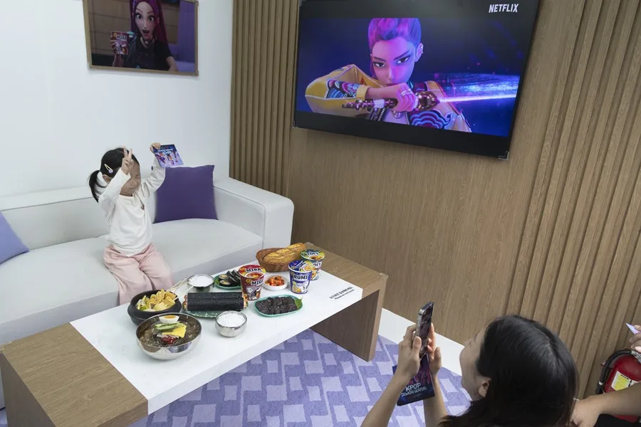 Personas visitan la zona temática de K-Pop Demon Hunters en el parque de atracciones Everland en Yongin