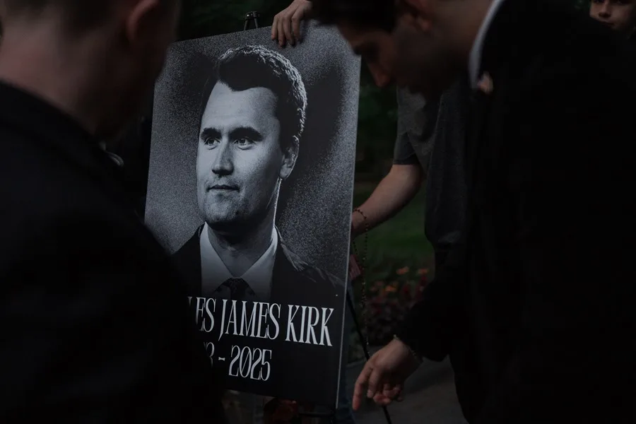 extrema derecha europea encuentra en Charlie Kirk un "mártir" para normalizar sus ideas. En la imagen, Retrato de Charlie Kirk durante una vigilia en su honor en Nueva York (EE.UU.) el pasado 12 de septiembre. EFE/EPA/OLGA FEDOROVA