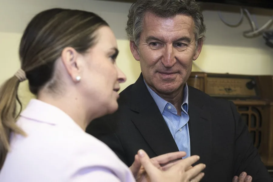El presidente del PP, Alberto Núñez Feijóo (d), durante su visita a Formentera.