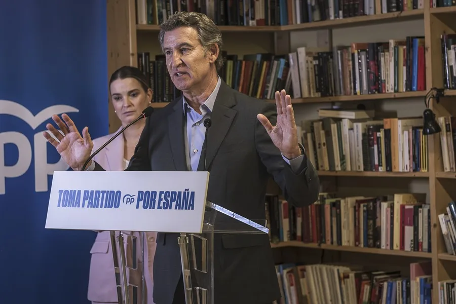 El presidente del PP, Alberto Núñez Feijóo (c), durante su visita a Formentera.