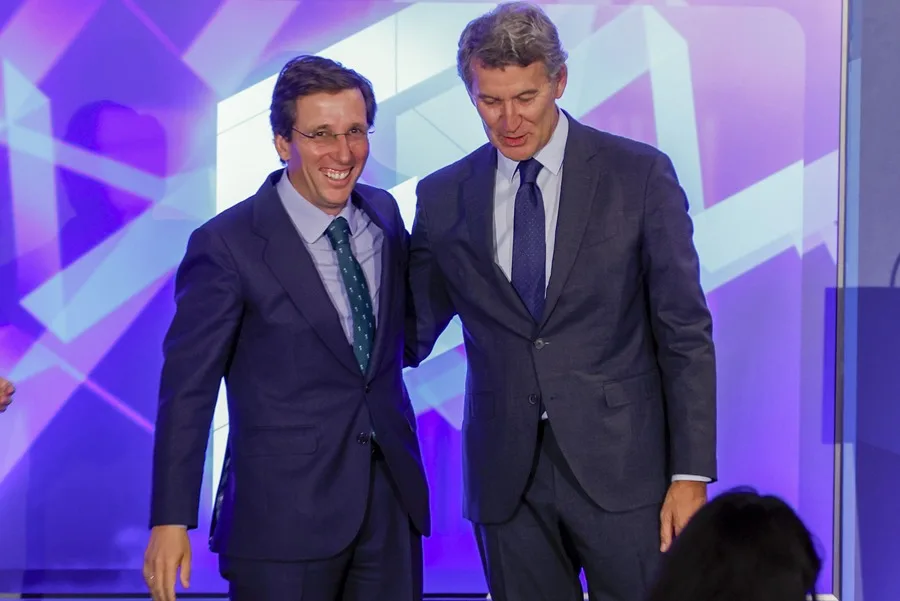 El presidente del PP, Alberto Núñez Feijóo (d), presenta al alcalde de Madrid, José Luis Martínez-Almeida (i), en un desayuno informativo, este lunes, en un hotel madrileño.