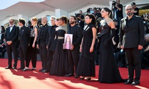 (De i-d) Rooney Mara y Joaquin Phoenix, la directora tunecina Kaouther Ben Hania, el actor palestino Motaz Malhees, la actriz palestino-israelí Clara Khoury, la actriz jordano-canadiense Saja Kilani y el actor palestino Amer Hlehel muestran una imagen de Hind Rajab.