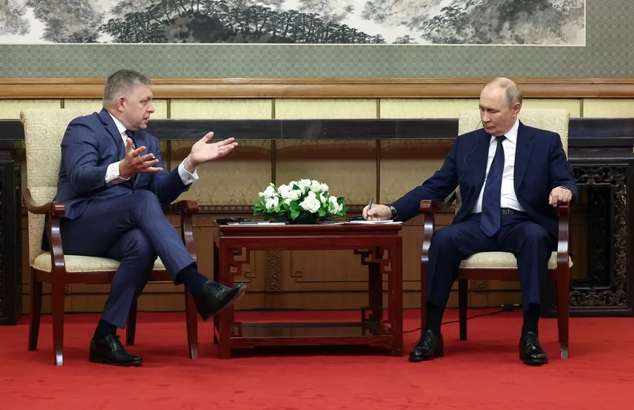 El primer ministro eslovaco, Robert Fico (izq.), y el presidente ruso, Vladimir Putin