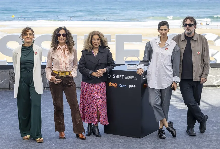 Los directores y guionistas Isaki Lacuesta (d) y Elena Molina (i), la productora Alba Flores (2d), y Lolita Flores (c) y Rosario Flores (2i), hoy en San Sebastián