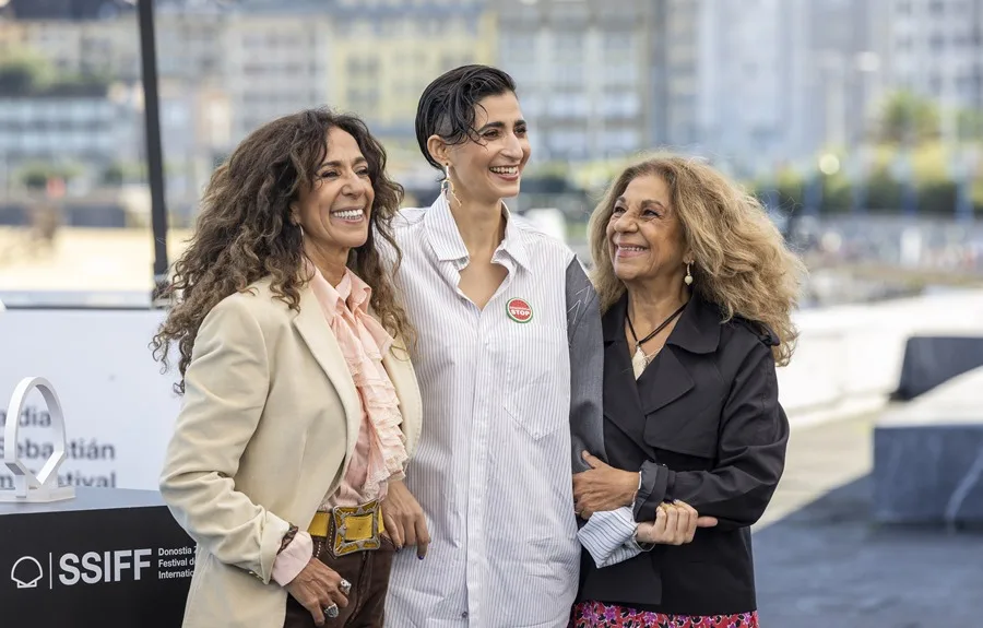 La productora Alba Flores (c) y las intérpretes Lolita Flores (d) y Rosario Flores (i) posan este martes en la 73 edición del Festival Internacional de cine de San Sebastián.