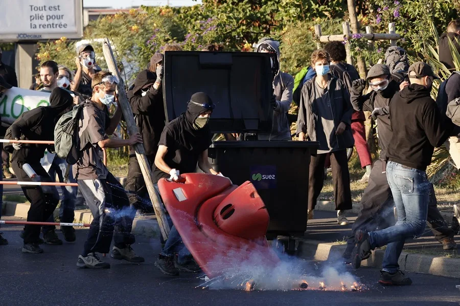 Manifestantes queman objetos mientras bloquean calles durante una convocatoria del colectivo "Bloquons tout" (Bloquear todo) en Montpellier