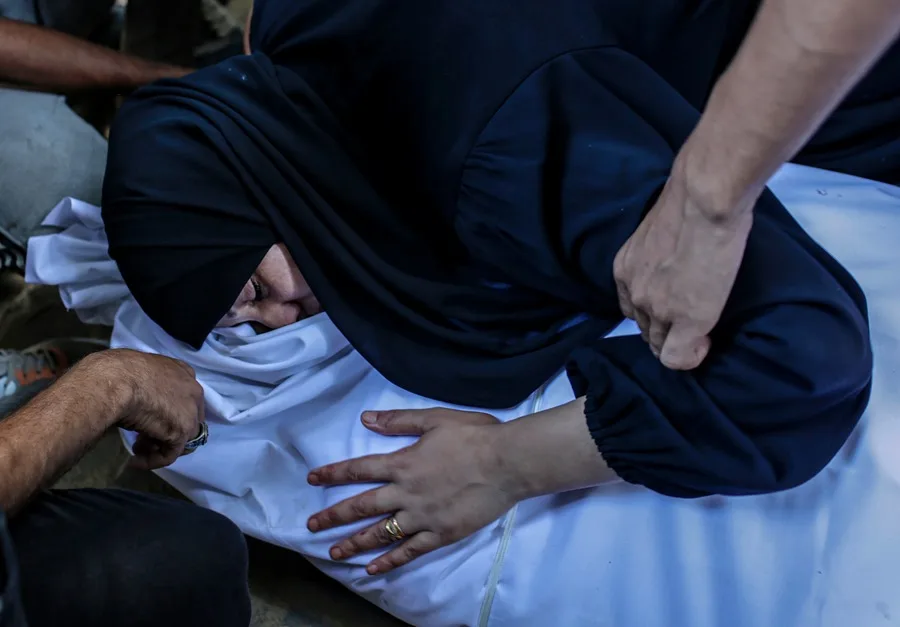 Una hermana llora el cuerpo de su hermano Mohammed Ahmad en el hospital Al Shifa