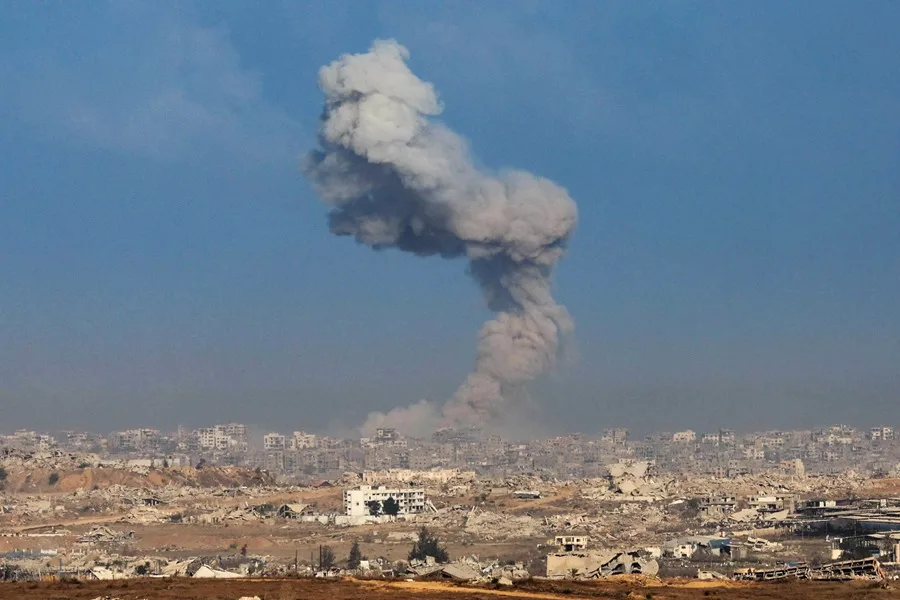 El humo se eleva tras un ataque aéreo israelí en el norte de Gaza