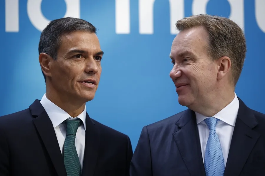 El presidente del Gobierno, Pedro Sánchez, conversa con el presidente del Foro Económico Mundial (FEM), Borge Brende (d), hoy en Madrid.