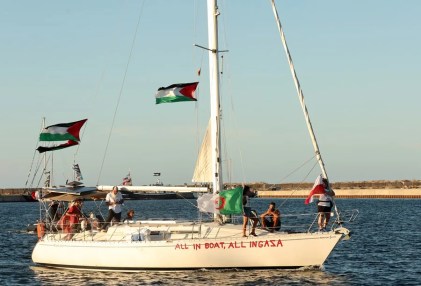 Banderas ondean a bordo de un barco de la Flotilla Global Sumud, en una imagen de archivo.