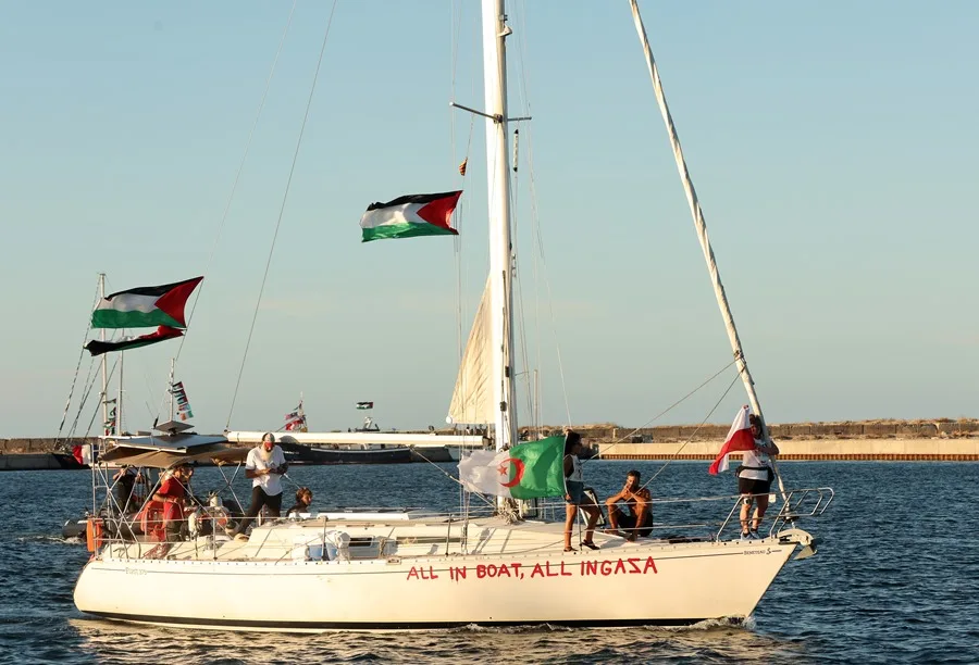 Banderas ondean a bordo de un barco de la Flotilla Global Sumud, en una imagen de archivo.