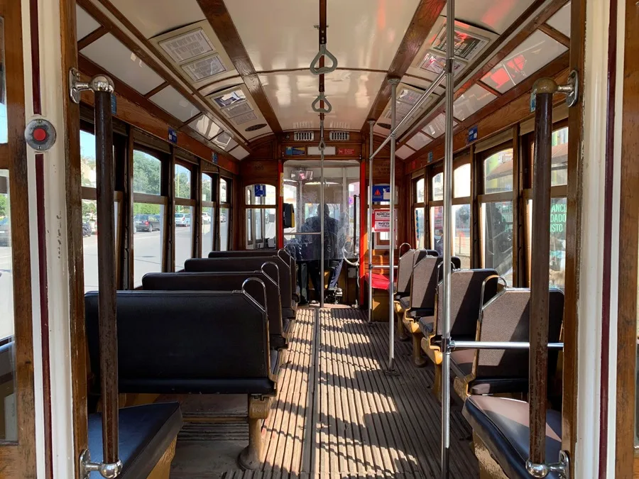 Inaugurado en 1885, el Ascensor de la Gloria (Elevador da Glória), el funicular que este miércoles se descarriló dejando 15 muertos y 18 heridos, es una de las atracciones turísticas del centro de Lisboa.