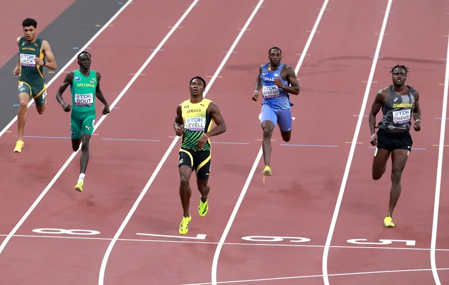 Bryan Levell de Jamaica cruza la línea de meta