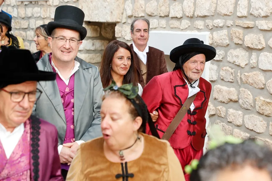 El pintor y escultor Antonio López (d), durante la presentación de una estatua de su creación a tamaño natural de Francisco de Goya, en Fuendetodos (Zaragoza).