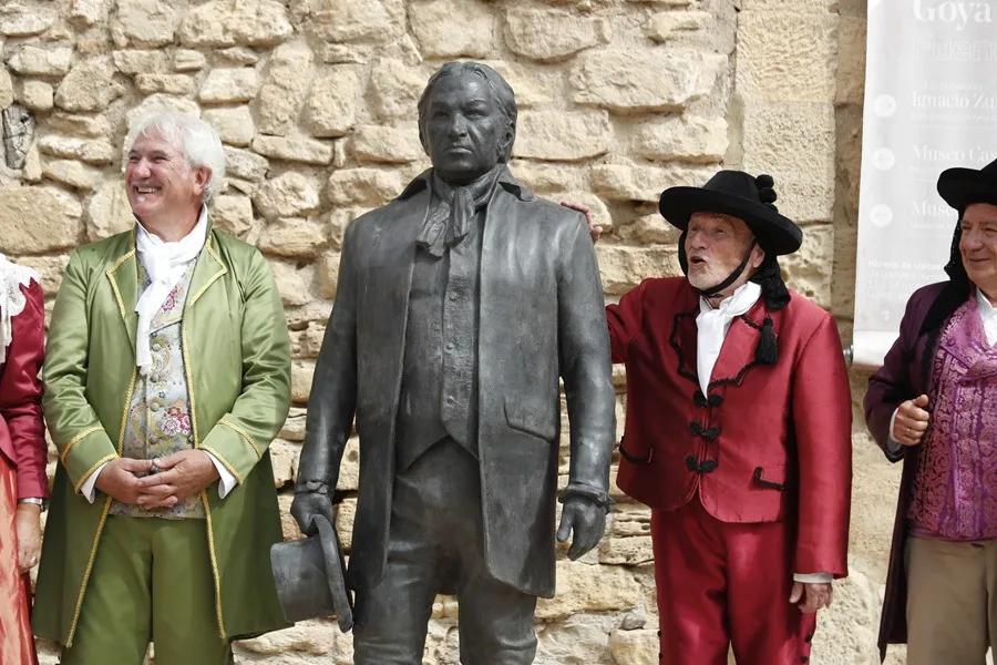 El pintor y escultor Antonio López (d), durante la presentación de una estatua de su creación a tamaño natural de Francisco de Goya, en Fuendetodos (Zaragoza)