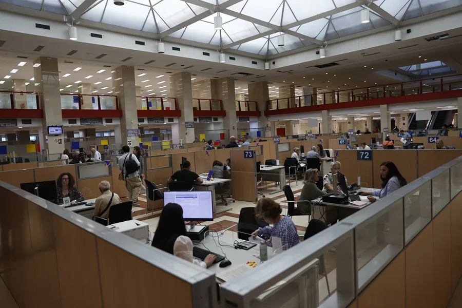 Vista de una sala de atención presencial de la declaración de la renta